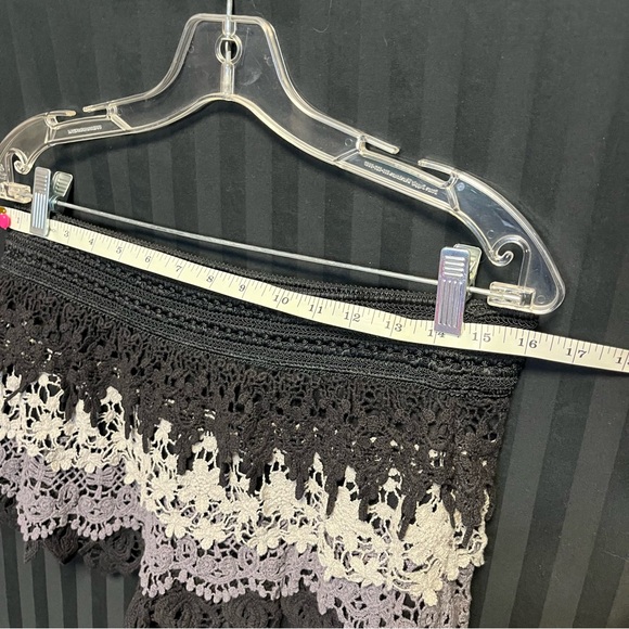 Tiered lace shorts - Picture 3 of 9